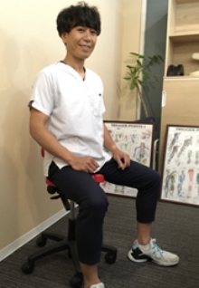 アーユル・チェアーに座る若田部院長